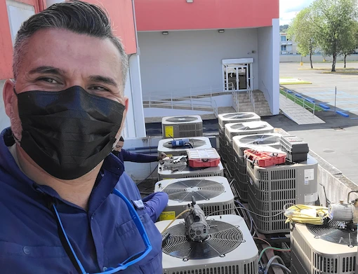 instalacion de 10 condensadores de aires acondicionados