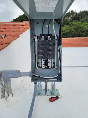 mantenimiento de panel electrico en techo
